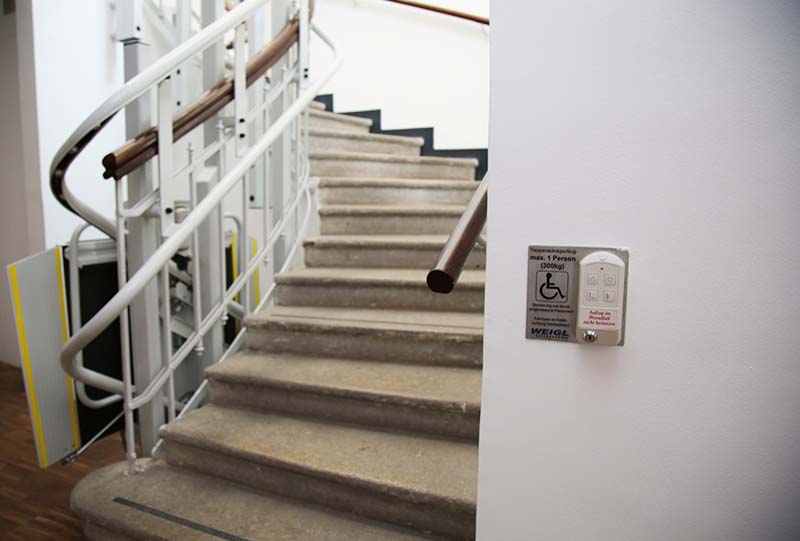 Von hier aus gelangen Sie in den 1. Stock, wo Sie sich die Ausstellung "Egon Schiele privat" anschauen können.
